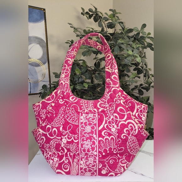 Vera Bradley Handbags - ❤️SALE❤️Vera Bradley Pink Patterned Handbag